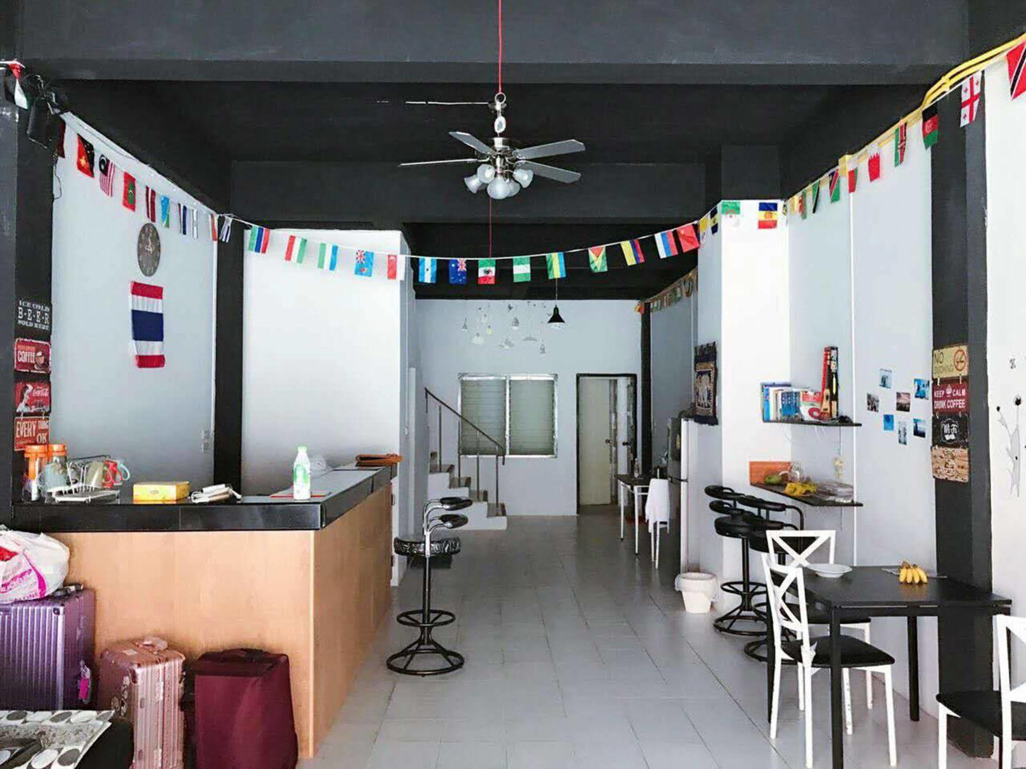 The Galiness International Backpacker Hostel Phuket Patong Buitenkant foto