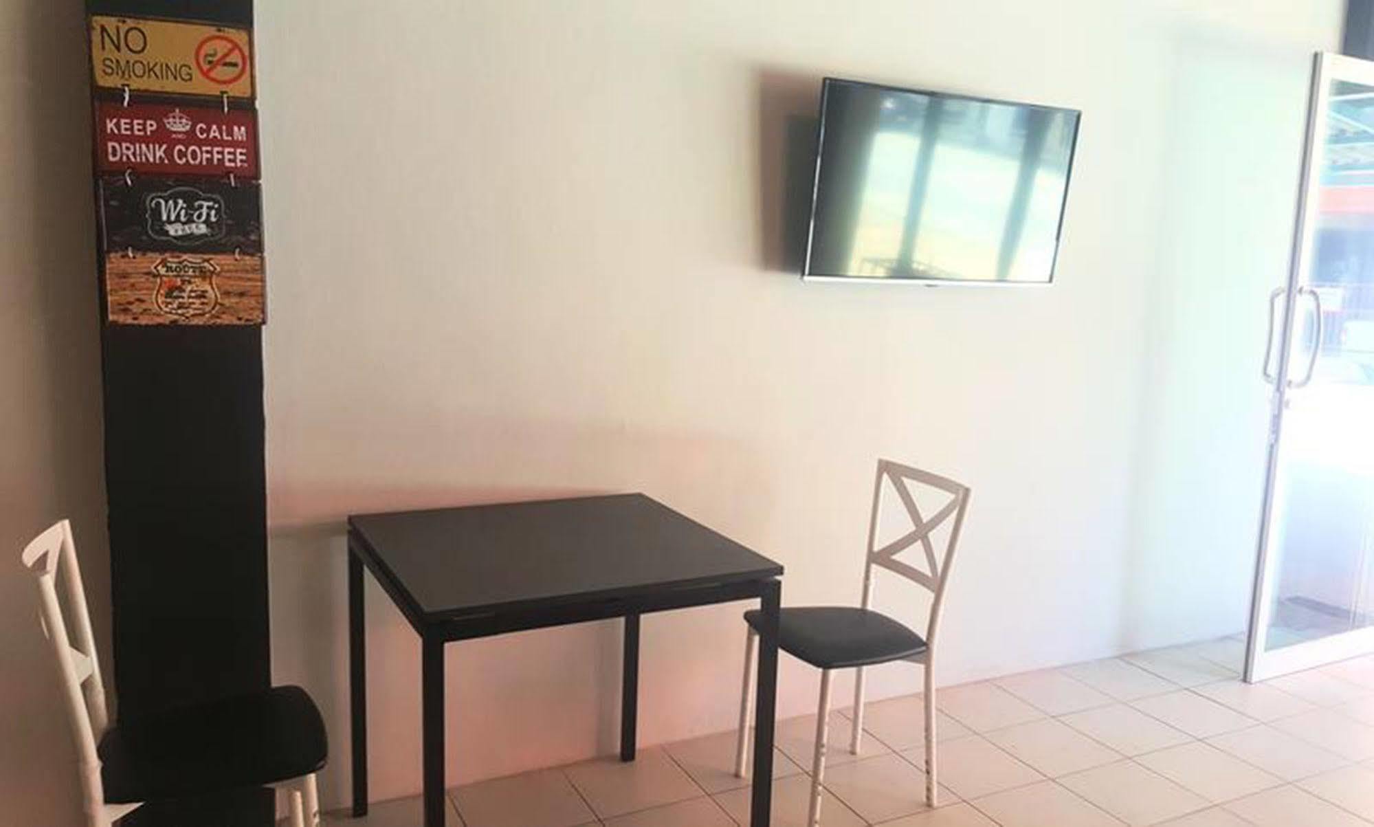 The Galiness International Backpacker Hostel Phuket Patong Buitenkant foto