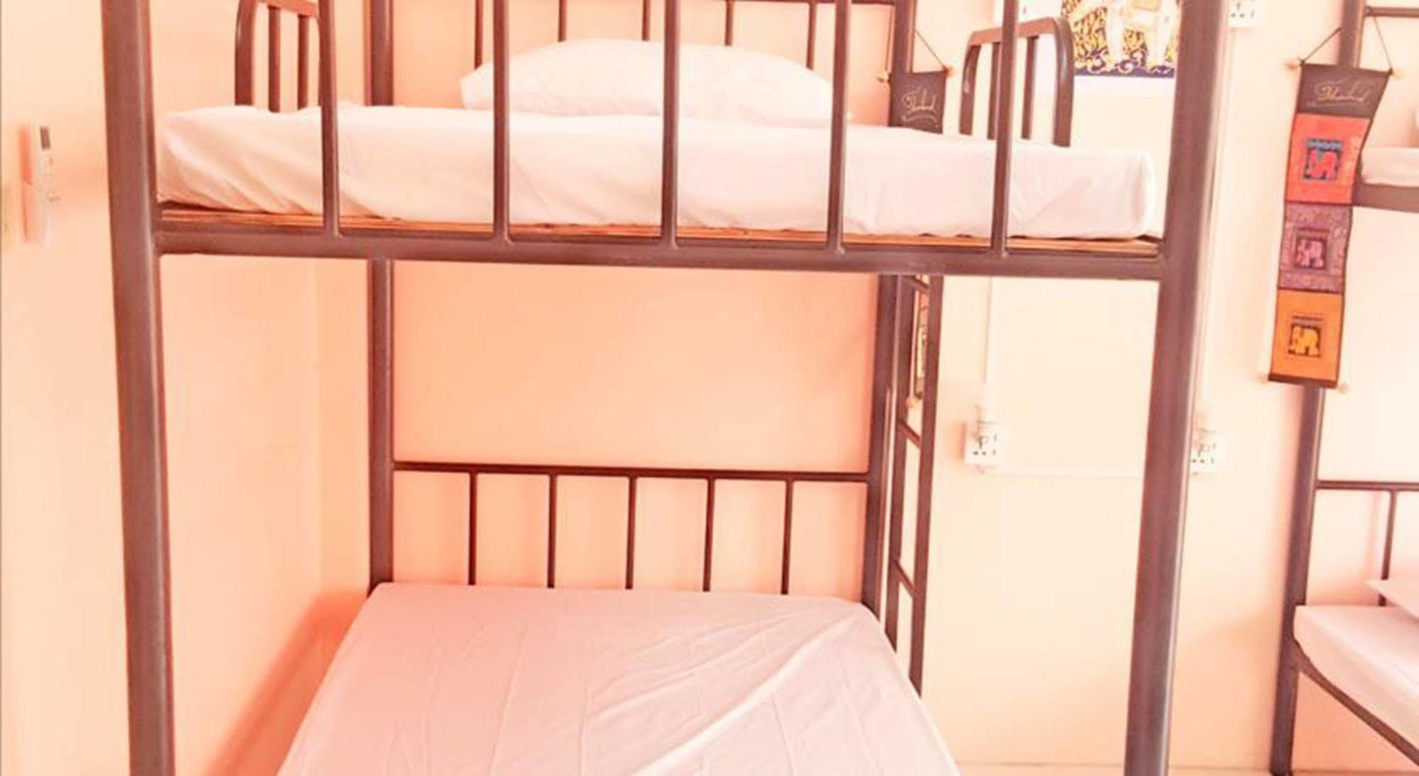 The Galiness International Backpacker Hostel Phuket Patong Buitenkant foto