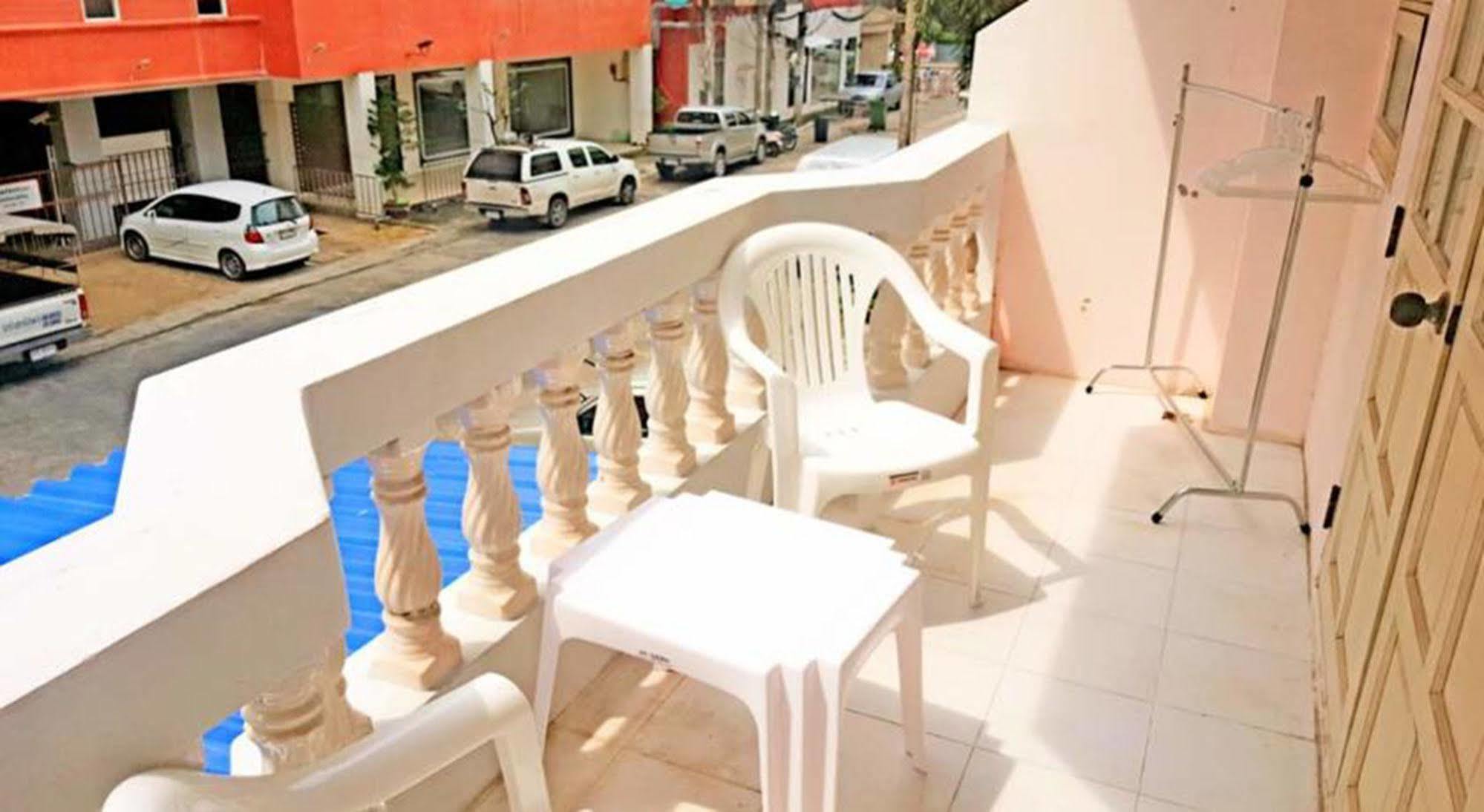 The Galiness International Backpacker Hostel Phuket Patong Buitenkant foto
